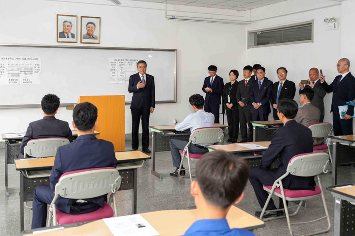 [서울=뉴시스] 왕야쥔 주북중국대사가 지난 17일 평양시 낙랑구역에 위치한 평양과학기술대학을 방문한 모습. (사진=주북중국대사관 제공) 2025.05.18 *재판매 및 DB 금지