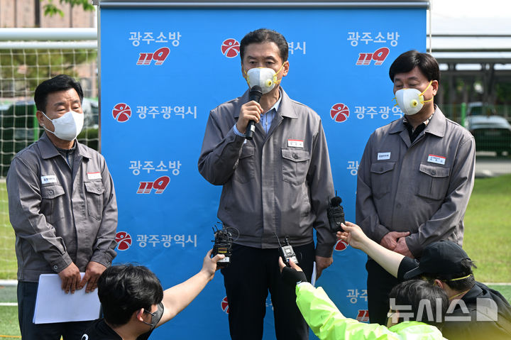 [광주=뉴시스] 박기웅 기자 = 정일택 금호타이어 대표이사가 18일 오전 금호타이어 광주공장 화재 현장에서 열린 현장브핑에 참석, 사과문을 발표하고 있다. 2025.05.18. pboxer@newsis.com