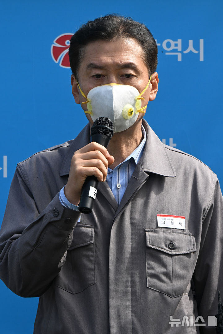 [광주=뉴시스] 박기웅 기자 = 정일택 금호타이어 대표이사가 18일 오전 금호타이어 광주공장 화재 현장에서 열린 현장브핑에 참석, 사과문을 발표하고 있다. 2025.05.18. pboxer@newsis.com