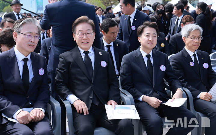 [광주=뉴시스] 고범준 기자 = 김형두(왼쪽부터) 헌법재판소장 권한대행, 이재명 더불어민주당 대선후보, 이준석 개혁신당 대선후보, 권영국 민주노동당 대선 후보가 18일 광주 북구 국립5·18민주묘지에서 열린 제45주년 5·18민주화운동 기념식에 참석해 자리하고 있다. (대통령실통신사진기자단) 2025.05.18. bjko@newsis.com