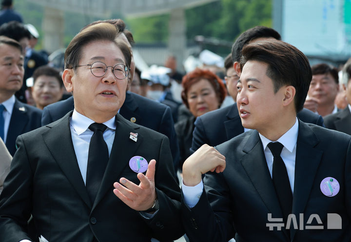 [광주=뉴시스] 고범준 기자 = 이재명 더불어민주당 대선후보와 이준석 개혁신당 대선후보가 18일 광주 북구 국립5·18민주묘지에서 열린 제45주년 5·18민주화운동 기념식에서 대화를 하고 있다. (대통령실통신사진기자단) 2025.05.18. bjko@newsis.com