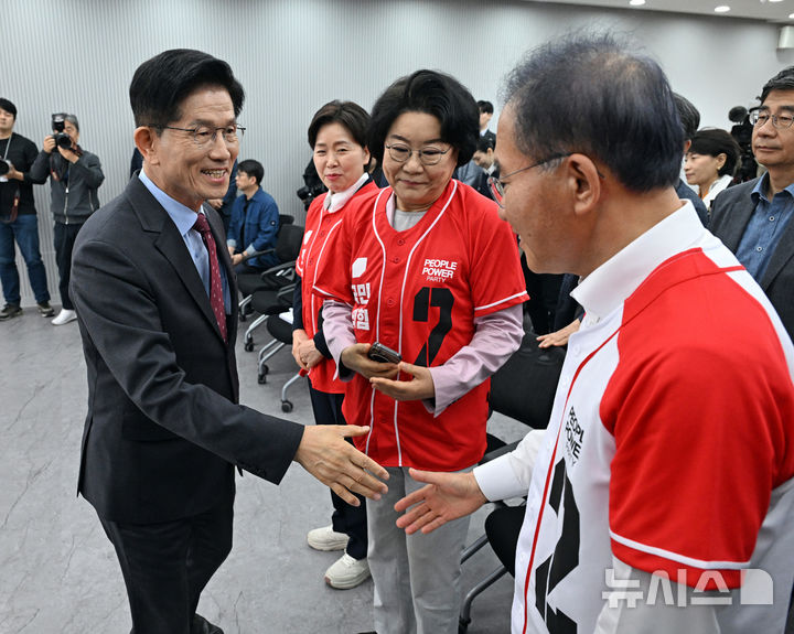 [서울=뉴시스] 권창회 기자 = 김문수 국민의힘 대선 후보가 18일 오전 서울 여의도 국민의힘 당사에서 열린 경제 공약발표 기자회견을 마치고 윤재옥 총괄선거대책본부장과 악수하고 있다. (공동취재) 2025.05.18. photo@newsis.com