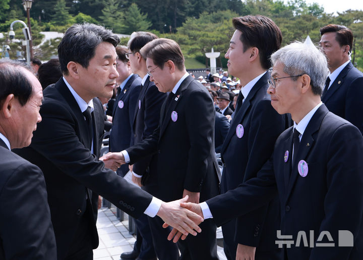 [광주=뉴시스] 고범준 기자 = 이주호 대통령 권한대행 부총리 겸 교육부 장관이 18일 광주 북구 국립5·18민주묘지에서 열린 제45주년 5·18민주화운동 기념식에서 권영국 민주노동당 대선 후보와 악수하고 있다. (대통령실통신사진기자단) 2025.05.18. bjko@newsis.com