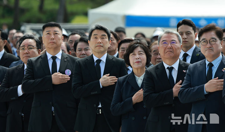 [광주=뉴시스] 고범준 기자 = 이주호(왼쪽 두번째) 대통령 권한대행 부총리 겸 교육부 장관이 18일 광주 북구 국립5·18민주묘지에서 열린 제45주년 5·18민주화운동 기념식에서 국기에 대한 경례를 하고 있다. (대통령실통신사진기자단) 2025.05.18. bjko@newsis.com