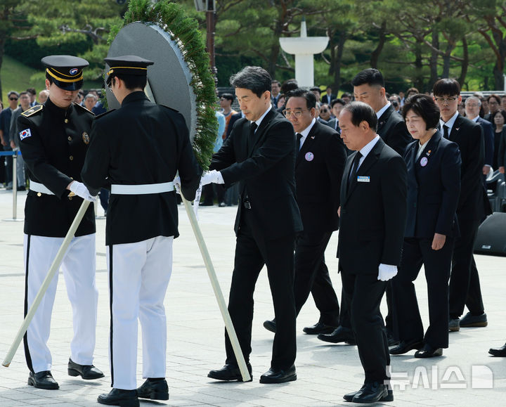 [광주=뉴시스] 고범준 기자 = 이주호 대통령 권한대행 부총리 겸 교육부 장관이 18일 광주 북구 국립5·18민주묘지에서 열린 제45주년 5·18민주화운동 기념식에서 헌화하고 있다. (대통령실통신사진기자단) 2025.05.18. bjko@newsis.com
