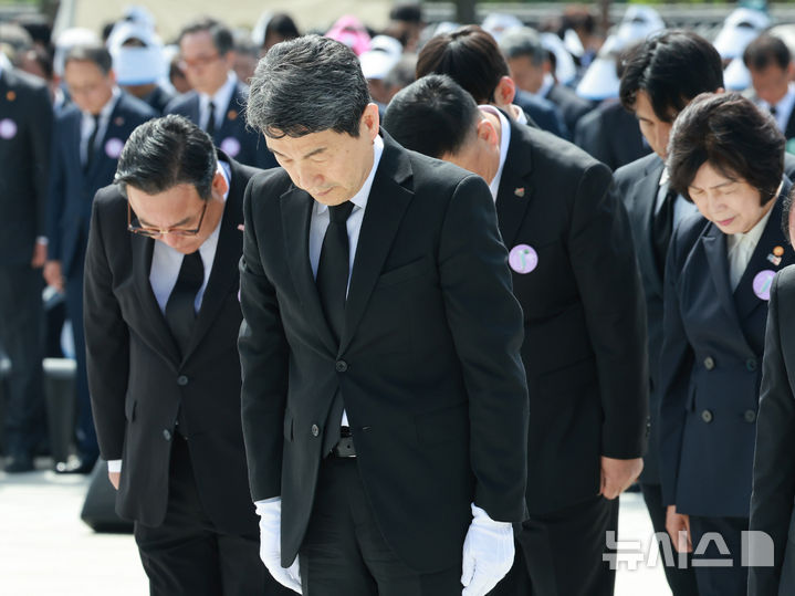 [광주=뉴시스] 고범준 기자 = 이주호 대통령 권한대행 부총리 겸 교육부 장관이 18일 광주 북구 국립5·18민주묘지에서 열린 제45주년 5·18민주화운동 기념식에서 묵념하고 있다. (대통령실통신사진기자단) 2025.05.18. bjko@newsis.com