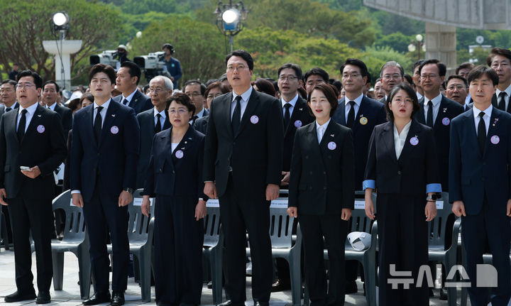 [광주=뉴시스] 고범준 기자 = 박찬대(왼쪽부터) 더불어민주당 대표 직무대행 겸 원내대표, 김용태 국민의힘 비상대책위원장 등 참석자들이 18일 광주 북구 국립5·18민주묘지에서 열린 제45주년 5·18민주화운동 기념식에 참석하고 있다. (대통령실통신사진기자단) 2025.05.18. bjko@newsis.com