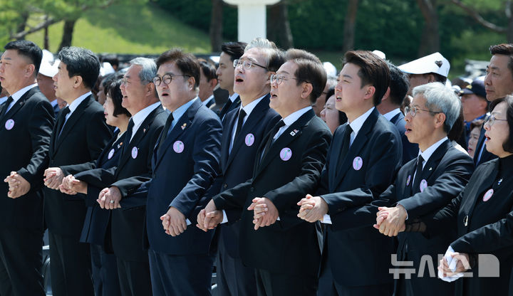 [광주=뉴시스] 고범준 기자 = 이재명(오른쪽 세번째부터) 더불어민주당 대선후보, 이준석 개혁신당 대선후보, 권영국 민주노동당 대선 후보 등 참석자들이 18일 광주 북구 국립5·18민주묘지에서 열린 제45주년 5·18민주화운동 기념식에서 '임을 위한 행진곡'을 제창하고 있다. (대통령실통신사진기자단) 2025.05.18. bjko@newsis.com