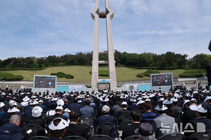 [광주=뉴시스] 고범준 기자 = 이주호 대통령 권한대행 부총리 겸 교육부 장관이 18일 광주 북구 국립5·18민주묘지에서 열린 제45주년 5·18민주화운동 기념식에서 기념사를 하고 있다. (대통령실통신사진기자단) 2025.05.18. bjko@newsis.com
