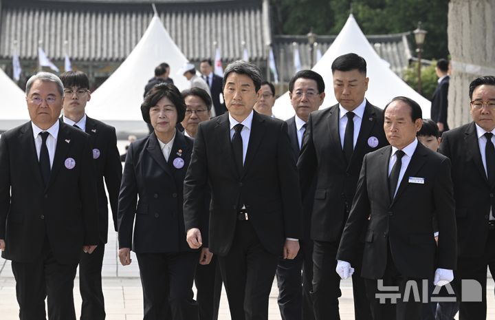 [광주=뉴시스] 이영주 기자 = 이주호 대통령 권한대행이 18일 제45주년 5·18 민주화운동 기념식이 열리는 광주 북구 운정동 국립 5·18민주묘지로 입징하고 있다. 2025.05.18. leeyj2578@newsis.com