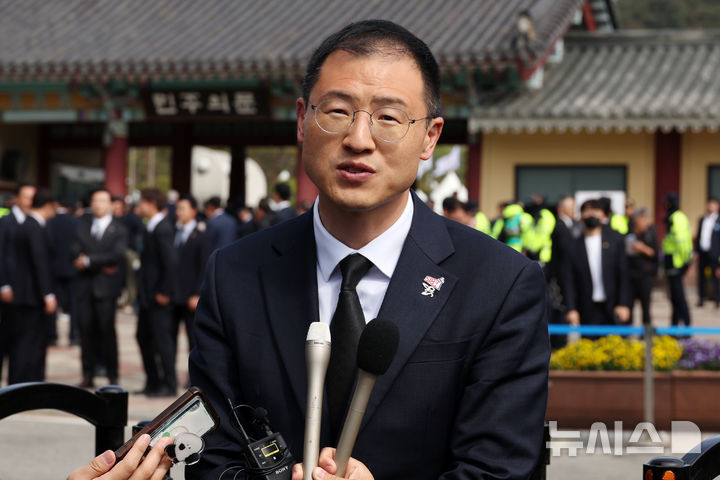 [광주=뉴시스] 조성우 기자 = 이재명 더불어민주당 대선후보 지지를 선언한 김상욱 무소속 의원이 17일 광주 북구 운정동 국립5·18민주묘지 민주의 문 앞에서 더불어민주당 입당 기자회견을 하고 있다. 2025.05.18. xconfind@newsis.com