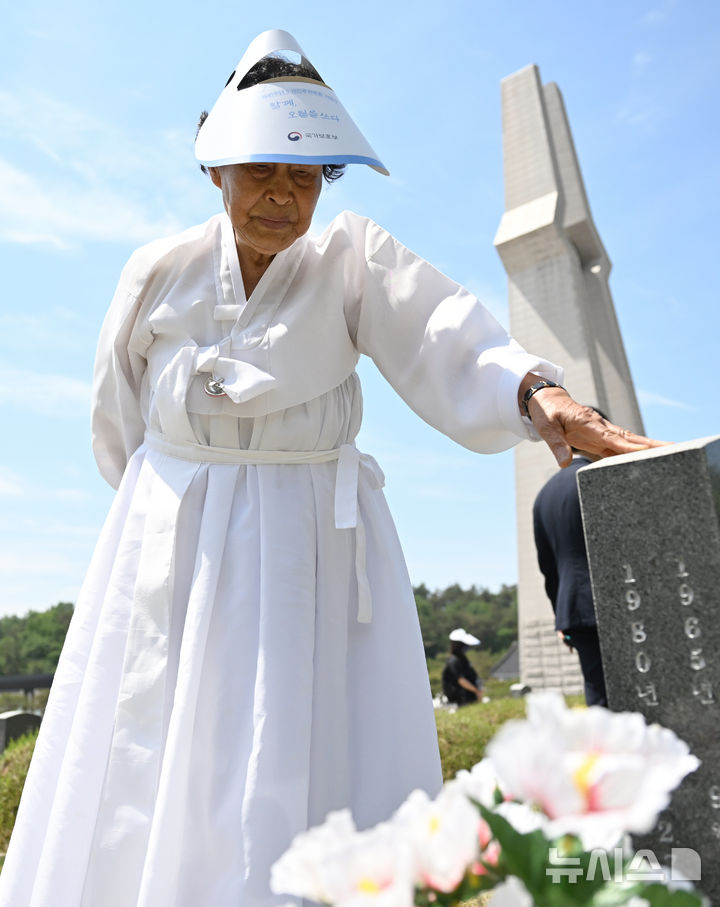 [광주=뉴시스] 김혜인 기자 = 광주5·18민주화운동 45주년 기념식이 열린 18일 오전 광주 북구 운정동 국립 5·18민주묘지에서 5·18희생자의 어머니가 딸의 묘소를 찾고 있다. 2025.05.18. hyein0342@newsis.com