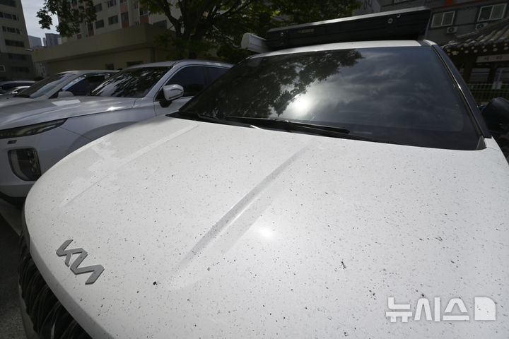[광주=뉴시스] 박기웅 기자 = 18일 오전 광주 광산구 소촌동 금호타이어 광주공장 화재 현장에서 소방 당국이 이틀째 진화 작업을 벌이는 가운데 인근 아파트 주차장 한 차량이 분진으로 얼룩져있다. 2025.05.18. pboxer@newsis.com