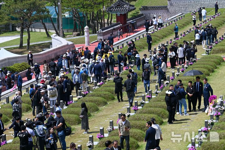 [광주=뉴시스] 이영주 기자 = 5·18민주화운동 45주기인 18일 오전 광주 북구 운정동 국립5·18민주묘지에서 참배객들이 추모 행렬에 나서고 있다. 2025.05.18 leeyj2578@newsis.com