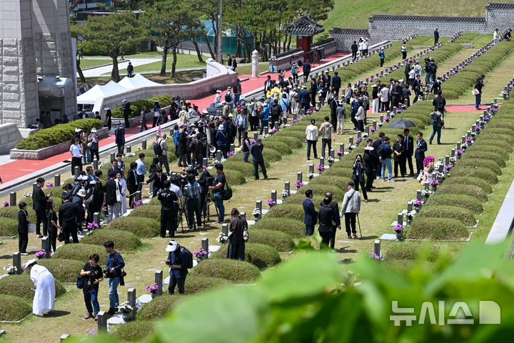 [광주=뉴시스] 이영주 기자 = 5·18민주화운동 45주기인 18일 오전 광주 북구 운정동 국립5·18민주묘지에서 참배객들이 추모 행렬에 나서고 있다. 2025.05.18 leeyj2578@newsis.com