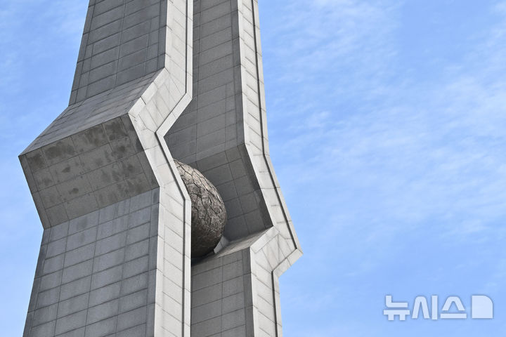 [광주=뉴시스] 이영주 기자 = 5·18민주화운동 45주기인 18일 오전 광주 북구 운정동 국립5·18민주묘지에 세워진 추념탑 뒤로 하늘이 파랗다. 2025.05.18 leeyj2578@newsis.com