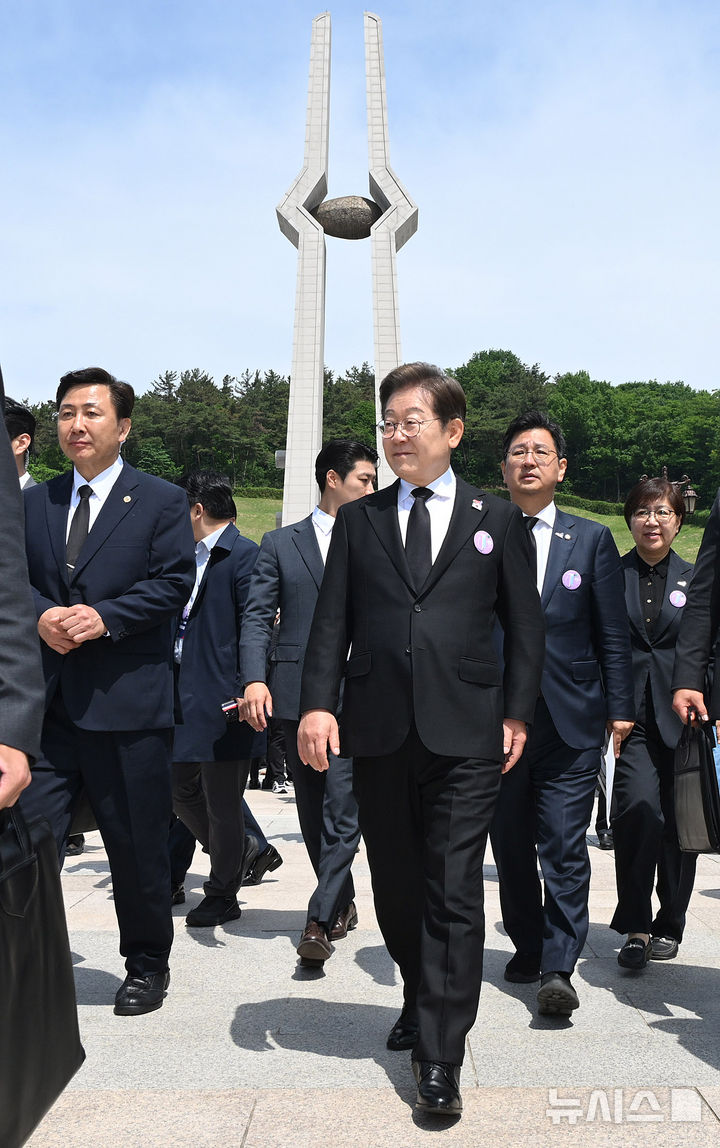 [광주=뉴시스] 국회사진기자단 = 이재명 더불어민주당 대선후보가 18일 광주 북구 운정동 국립5·18민주묘지에서 열린 제45주년 5·18민주화운동 기념식에 참석한 후 이동하고 있다. 2025.05.18. photo@newsis.com