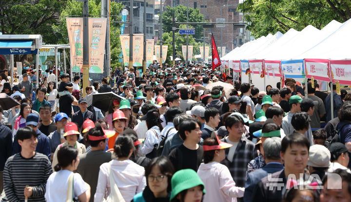 [서울=뉴시스] 김금보 기자 = 18일 서울 성북구 성북동 주민센터 건너편 성북로 일대에서 열린 '제 17회 성북세계음식축제 누리마실' 행사장이 붐비고 있다. 2025.05.18. kgb@newsis.com