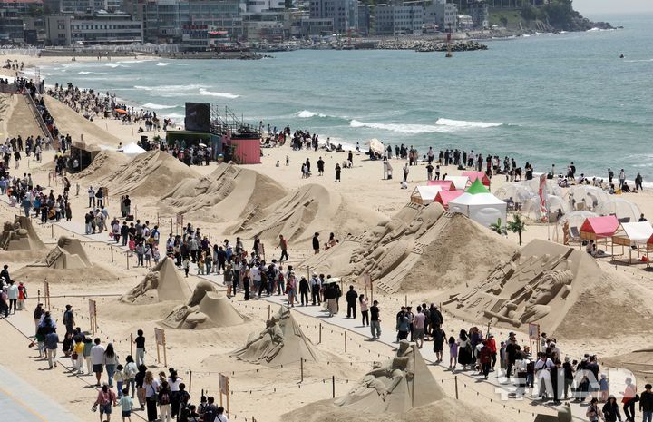 [부산=뉴시스] 하경민 기자 = '2025년 해운대 모래축제'가 열리고 있는 부산 해운대구 해운대해수욕장. 2025.05.18. yulnetphoto@newsis.com