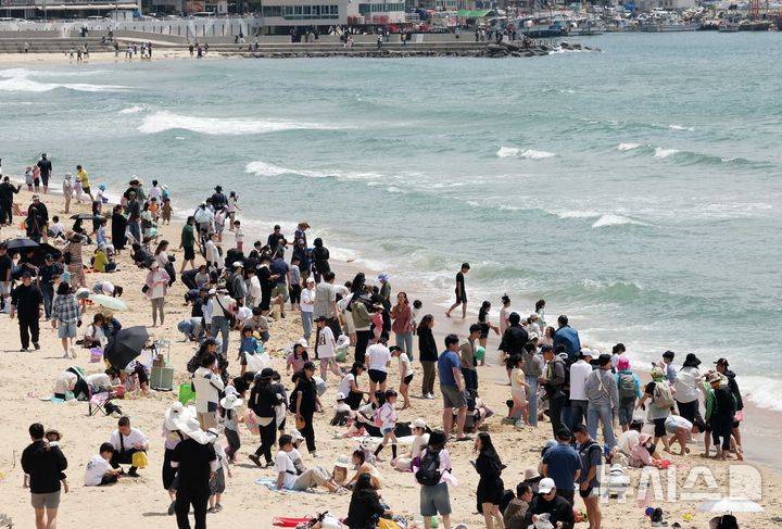 [부산=뉴시스] 하경민 기자 = 휴일인 18일 부산 해운대구 해운대해수욕장을 찾은 시민과 관광객들이 나들이를 즐기고 있다. 2025.05.18. yulnetphoto@newsis.com