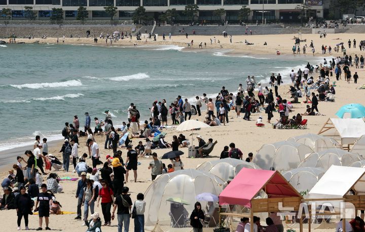 [부산=뉴시스] 하경민 기자 = 휴일인 18일 부산 해운대구 해운대해수욕장을 찾은 시민과 관광객들이 나들이를 즐기고 있다. 2025.05.18. yulnetphoto@newsis.com