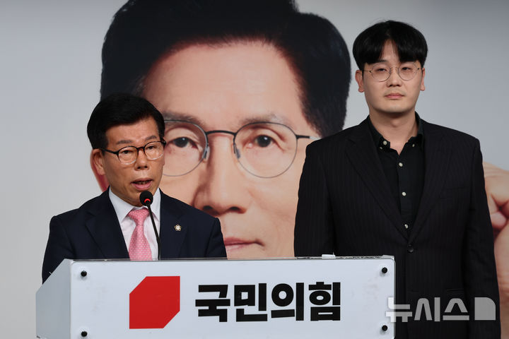 [서울=뉴시스] 권창회 기자 = 장영하 국민의힘 중앙선대위 진실대응전략단장이 18일 서울 여의도 국민의힘 당사에서 열린 긴급 기자회견에서 이재명 전 성남시장 시절 특정 기업과 체결된 비공개 MOU 특혜 의혹을 제기하고 있다. 2025.05.18. kch0523@newsis.com