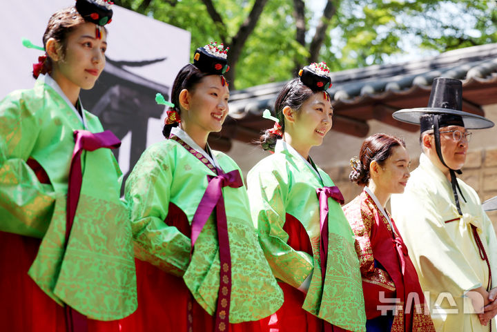 [서울=뉴시스] 김진아 기자 = 성년의 날을 하루 앞둔 19일 서울 중구 덕수궁돌담길에서 열린 제53회 서울시 성년의 날 축제에서 청소년들이 전통성년례를 재현하고 있다. 2025.05.18. bluesoda@newsis.com