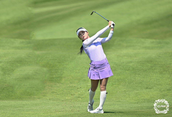[서울=뉴시스] 황준선 기자 = 이예원이 18일 강원 춘천시 라데나CC에서 열린 '제17회 두산 매치플레이' 결승 3,4위전에서 1번홀 세컨샷을 하고 있다. (사진=KLPGA 제공) 2025.05.18. photo@newsis.com *재판매 및 DB 금지