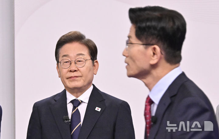 [서울=뉴시스] 국회사진기자단 = 이재명(왼쪽) 더불어민주당 대선 후보, 김문수 국민의힘 대선 후보가 18일 서울 마포구 SBS프리즘타워에서 열린 중앙선거방송토론위원회 주관 제21대 대통령선거 후보자 토론회 시작에 앞서 준비하고 있다. 2025.05.18. photo@newsis.com
