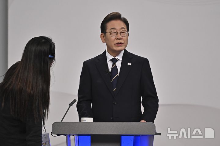 [서울=뉴시스] 국회사진기자단 = 이재명 더불어민주당 대선 후보가 18일 서울 마포구 SBS프리즘타워에서 열린 중앙선거방송토론위원회 주관 제21대 대통령선거 후보자 토론회 시작에 앞서 준비하고 있다. 2025.05.18. photo@newsis.com