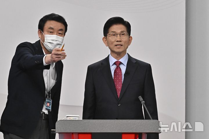 [서울=뉴시스] 국회사진기자단 = 김문수 국민의힘 대선 후보가 18일 서울 마포구 SBS프리즘타워에서 열린 중앙선거방송토론위원회 주관 제21대 대통령선거 후보자 토론회 시작에 앞서 준비하고 있다. 2025.05.18. photo@newsis.com