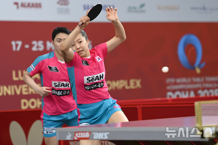 [도하(카타르)=뉴시스] 사진공동취재단 = 임종훈, 신유빈이 18일(현지 시간) 카타르 도하 카타르대학교 스포츠 콤플렉스에서 열린 2025 국제탁구연맹(ITTF) 세계선수권대회 혼성복식 64강 홍콩 챈 볼드윈, 주청주 조와 경기를 펼치고 있다. 2025.05.18. photo@newsis.com