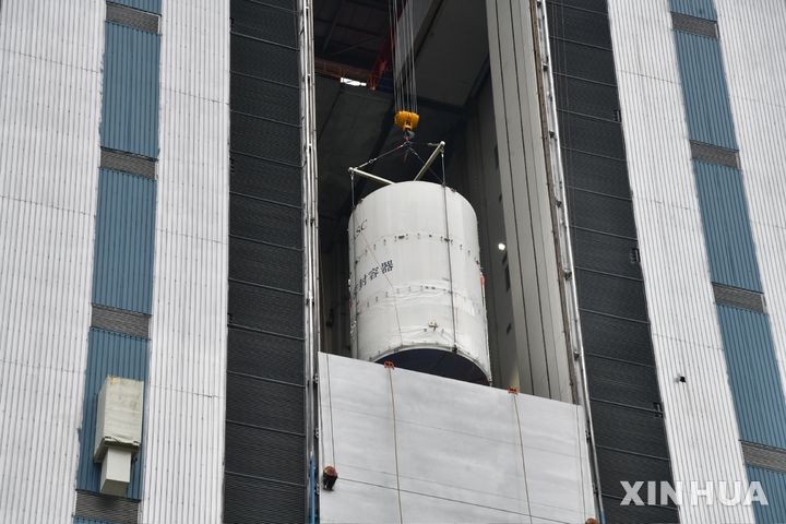 [시창=신화/뉴시스]중국이 지구 근접 소행성 탐사를 위한 우주 탐사선 '톈원(天问) 2호'를 오는 29일 발사한다.&nbsp; 사진은 지난 18일 중국 시창위성발사센터 발사대에 톈원 2호 탐사선이 설치돼 있는 모습. 2025.05.26