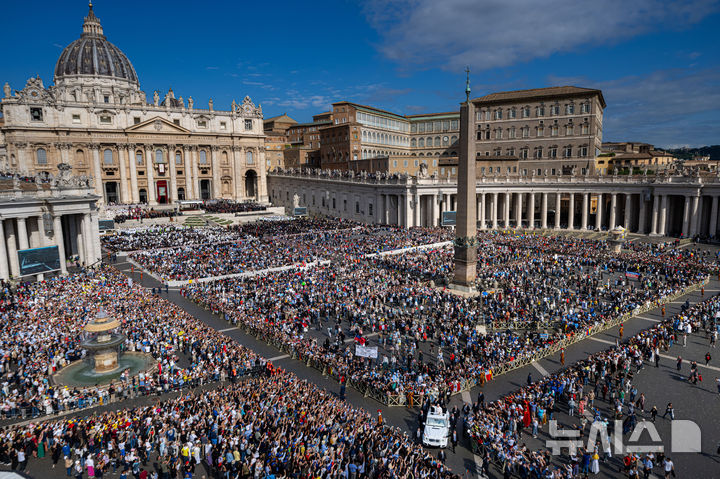 [바티칸=AP/뉴시스]도널드 트럼프 미국 대통령이 러시아와 우크라이나 평화 협상에서 한발 물러서자 양국간 회담 중재 장소로 바티칸이 첫손에 꼽히고 있다. 사진은 지난 18일(현지 시간) 바티칸 성 베드로 광장에서 교황 레오 14세 즉위 미사가 열리는 모습. 2025.05.19.