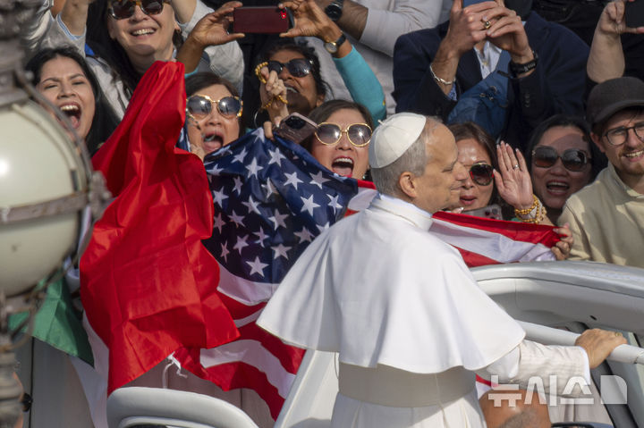 [바티칸=AP/뉴시스] 교황 레오 14세가 18일(현지 시간) 바티칸 성 베드로 광장에서 열린 즉위 미사에 무개차를 타고 이동하고 있다. 2025.05.19.