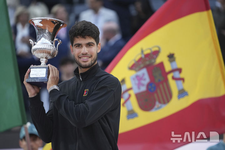 [로마=AP/뉴시스] 카를로스 알카라스(3위·스페인)가 18일(현지 시간) 이탈리아 로마 포로 이탈리코에서 열린 남자프로테니스(ATP) 투어 BNL 이탈리아 인터내셔널(이탈리아오픈) 단식 정상에 올라 트로피를 들고 포즈를 취하고 있다. 알카라스는 결승전에서 얀니크 신네르(1위·이탈리아)를 2-0(7-6 6-1)으로 꺾고 우승을 차지했으며 세계 랭킹 2위로 올라서게 됐다. 2025.05.19.