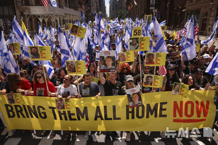 [뉴욕=AP/뉴시스] 5월18일 미국 뉴욕의 맨해튼 5번가에서 열린 ‘이스라엘의 날'(Israel Day on 5th) 퍼레이드 참가자들이 하마스 억류 인질들의 석방을 촉구하는 현수막을 들고 행진하고 있다. '이스라엘의 날' 퍼레이드는 뉴욕에서 미국 내 유대인 공동체와 이스라엘의 연대를 강조하기 위해 열리는 연례행사이다. 2025.05.30.