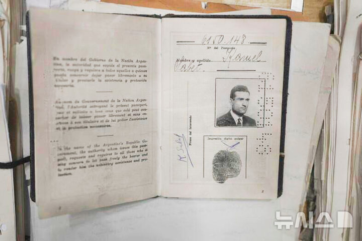 [AP/뉴시스]이스라엘 총리실이 지난 18일(현지시각) 공개한 문서에 유명 스파이 엘리 코헨의 사진이 올라 있다 2025.5.20.