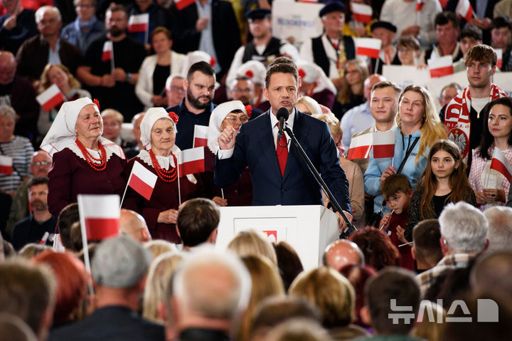 [산도미에시=AP/뉴시스] 사진은 18일(현지 시간) 폴란드 산도미에시에서 열린 대통령 선거 개표일 밤, 출구조사 결과에 환호하는 라파우 트샤스코프스키 바르샤바 시장. 2025.05.19.