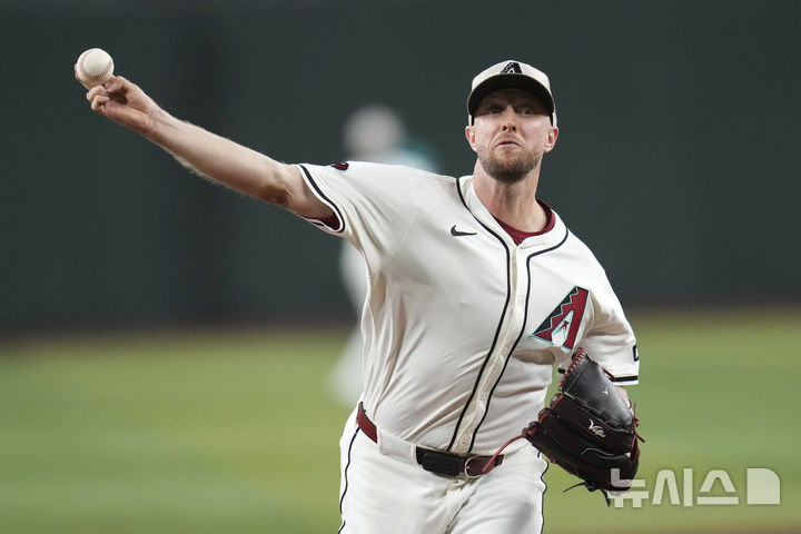 [마이애미=AP/뉴시스] 애리조나 다이아몬드백스 선발 투수 메릴 켈리가 15일(현지 시간) 미 플로리다주 마이애미에서 열린 2025 메이저리그 마이애미 말린스와의 경기 1회 말 투구하고 있다. KBO 역수출의 상징 켈리는 6이닝 3피안타 9탈삼진 1실점 1사구를 기록하고 팀이 10-4로 승리하면서 승리 투수가 됐다. 2025.04.16.