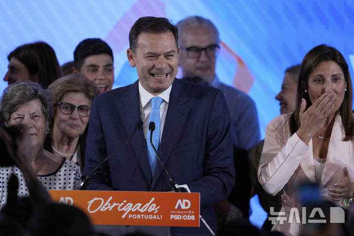 [리스본=AP/뉴시스] 루이스 몬테네그루 포르투갈 총리가 19일(현지 시간) 리스본에서 지지자들을 향해 연설하고 있다. 18일 치러진 포르투갈 총선에서 몬테네그루 총리가 이끄는 중도우파 민주연합이 승리했으나 과반 득표는 하지 못해 연정을 구성할 것으로 보인다. 2025.05.19.