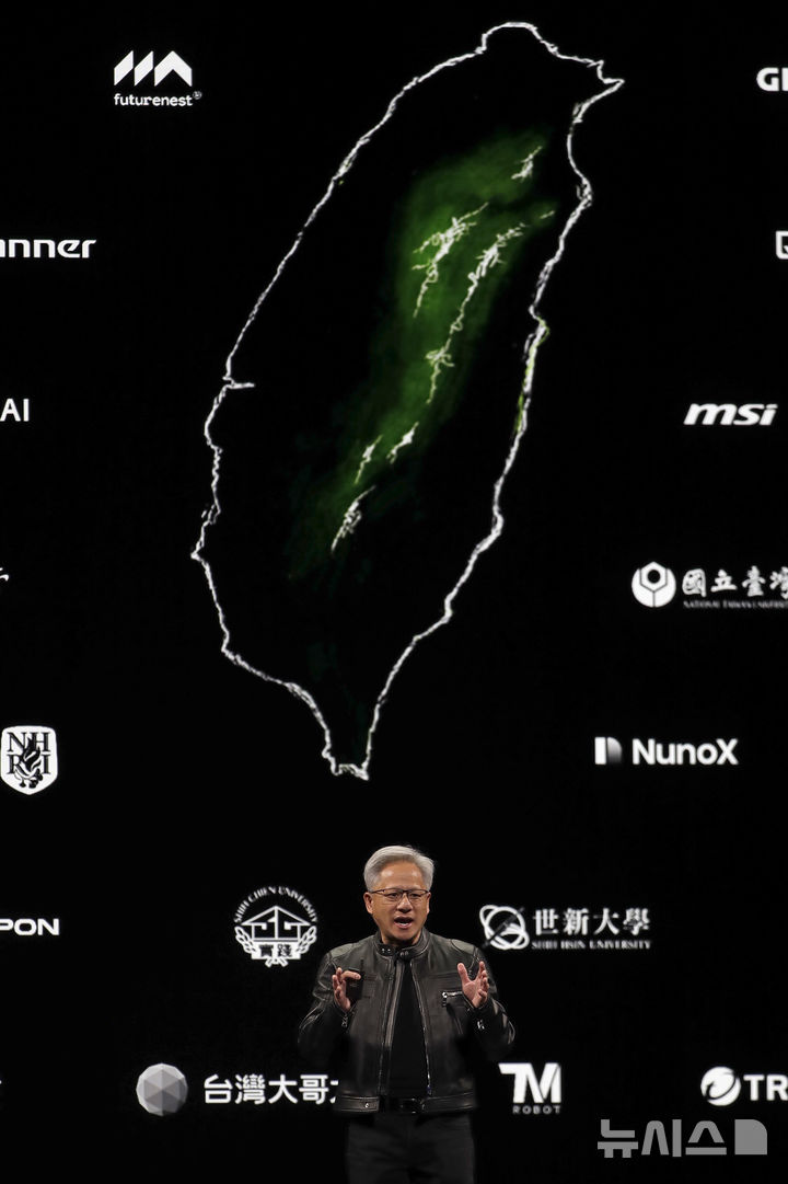 [타이베이=AP/뉴시스] 12일(현지 시간) CNN에 따르면 젠슨 황 엔비디아 CEO는 이번주 영국 런던에서 열린 미중 무역협상 이후 미국이 수출 통제를 완화할 가능성이 있는지 묻는 질문에 "그럴 것으로 기대하지 않지만, 그렇게 된다면 큰 보너스가 될 것"이라고 말했다. 그러면서 "앞으로 우리의 수익 전망에 중국 시장을 포함하지 않을 것"이라고 덧붙였다. 사진은 젠슨 황 엔비디아 최고경영자(CEO). 2025.06.13.