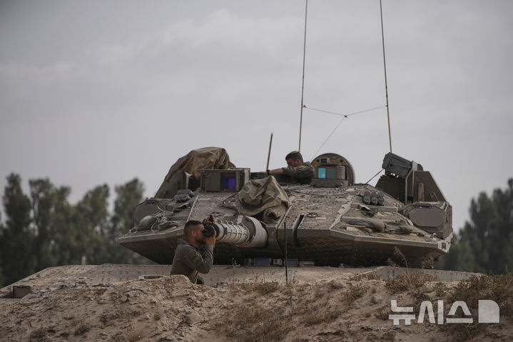 <font style="vertical-align: inherit;"><font style="vertical-align: inherit;">[이스라엘=AP/뉴시스] 19일(현지 시간) 이스라엘 남부 가자지구 국경 인근에서 이스라엘군이 탱크를 살펴보고 있다. 2025.05.20.</font></font>
