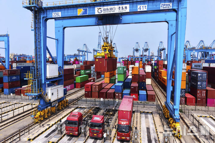 [칭다오=AP/뉴시스] 중국 산둥성 칭다오항 컨테이너 부두에서 선적작업을 하고 있다. 자료사진. 2025.05.26 