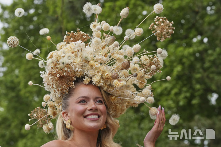 [런던=AP/뉴시스] 19일(현지 시간) 영국 런던 첼시병원에서 열린 2025 첼시 플라워쇼 사전행사에 한 모델이 꽃으로 만들어진 머리 장식을 선보이고 있다. 2025.05.20.<font style="vertical-align: inherit;"><font style="vertical-align: inherit;"></font></font>