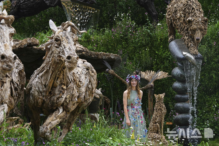 [런던=AP/뉴시스] 19일(현지 시간) 영국 런던 첼시병원에서 열린 2025 첼시 플라워쇼 사전행사에 제임스 도란-웹의 유목 조각품이 전시돼 있다. 2025.05.20.<font style="vertical-align: inherit;"><font style="vertical-align: inherit;"></font></font>