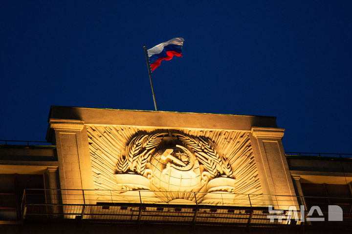 [모스크바=AP/뉴시스]러시아 검찰은 7월8일 미국의 예일대학교를 "러시아에 바람직하지 않은 기관"으로 지정하고 러시아의 영토주권과 정치 사회 각부문에 대한 봉쇄등 파괴 행위를 했다며 비난했다.&nbsp; 사진은 낫과 망치가 부조된 러시아 모스크바의 국가두마(하원) 지붕에 러시아 국기가 펄럭이고 있는 광경.&nbsp; 2025.07.09.