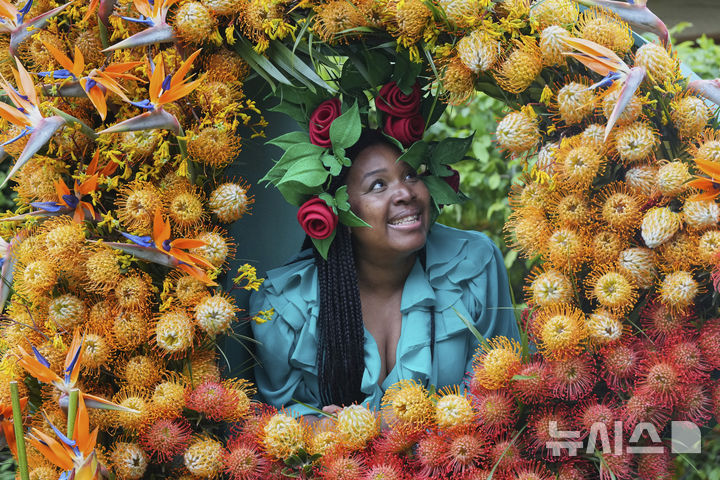 [런던=AP/뉴시스] 19일(현지 시간) 영국 런던 첼시병원에서 열린 2025 첼시 플라워쇼 사전행사에서 한 관람객이 전시작품을 보고 있다. 2025.05.20.<font style="vertical-align: inherit;"><font style="vertical-align: inherit;"></font></font>