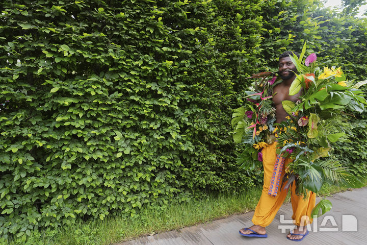 <font style="vertical-align: inherit;"><font style="vertical-align: inherit;">[런던=AP/뉴시스] 19일(현지 시간) 영국 런던 첼시병원에서 열린 2025 첼시 플라워쇼 사전행사에서 아카시아 크리에이티브 스튜디오의 데인 폭스가 꽃으로 만든 의상을 선보이고 있다. 2025.05.20.</font></font>