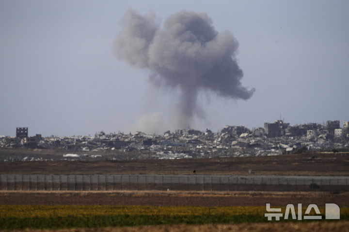 <font style="vertical-align: inherit;"><font style="vertical-align: inherit;">[이스라엘=AP/뉴시스] 19일(현지 시간) 이스라엘 남부에서 바라본 가자지구에 이스라엘군의 폭격 후 연기가 피어오르고 있다. 2025.05.20.</font></font>